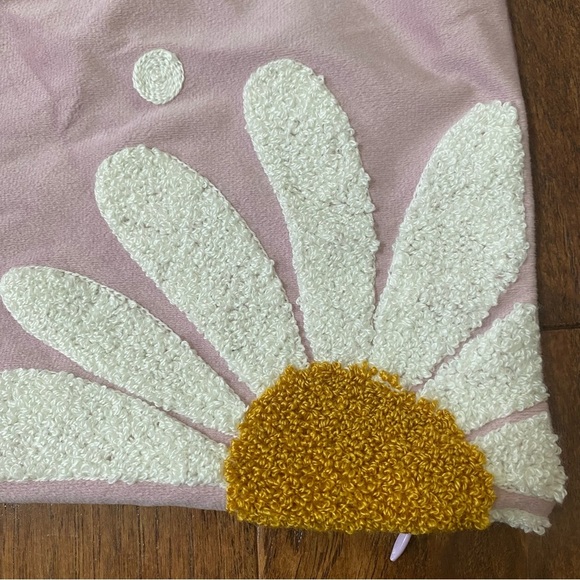 Daisy Applique Decorative Pillow Cover NEW - Picture 2 of 9